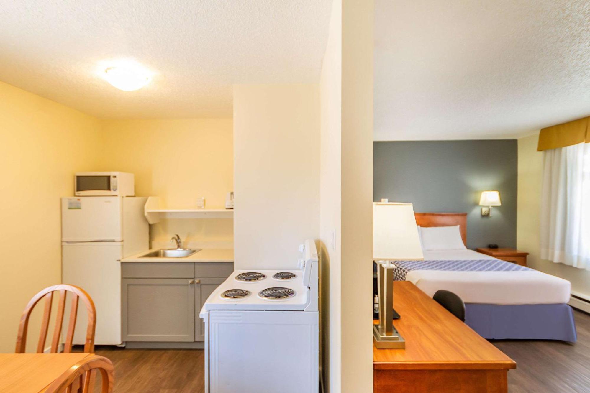 Econo Lodge Inn & Suites University YYC Exterior foto