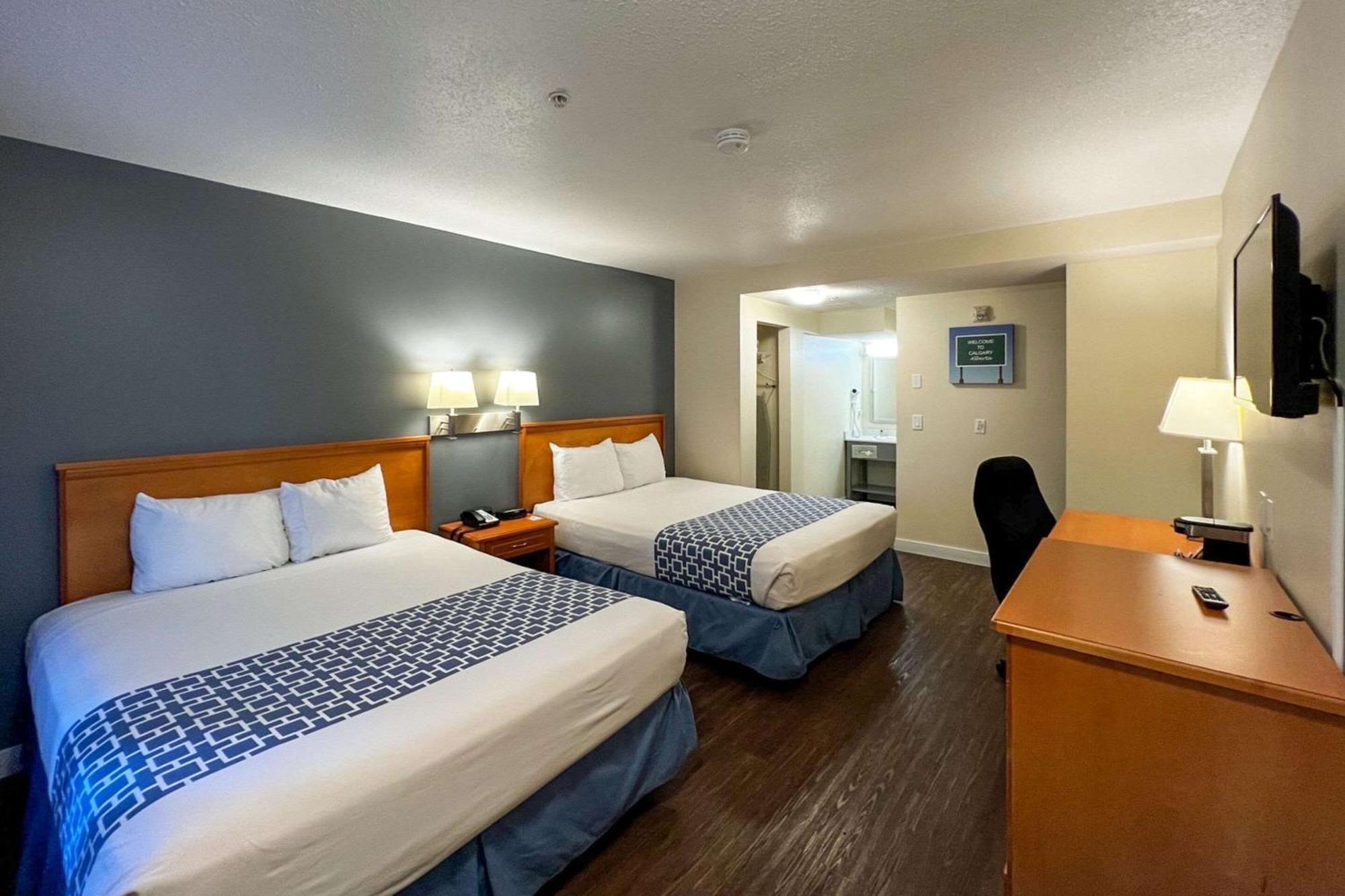 Econo Lodge Inn & Suites University YYC Exterior foto