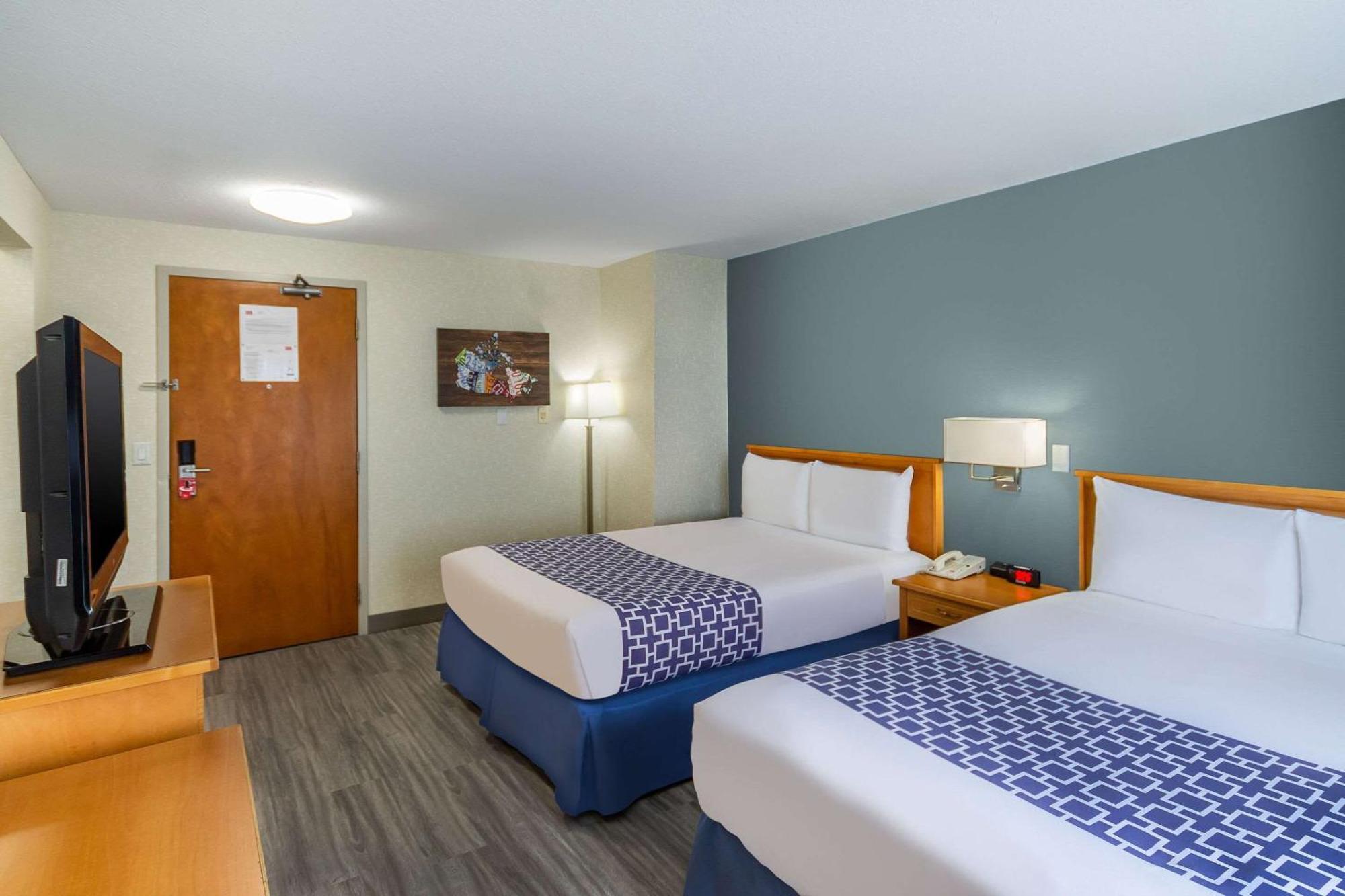 Econo Lodge Inn & Suites University YYC Exterior foto