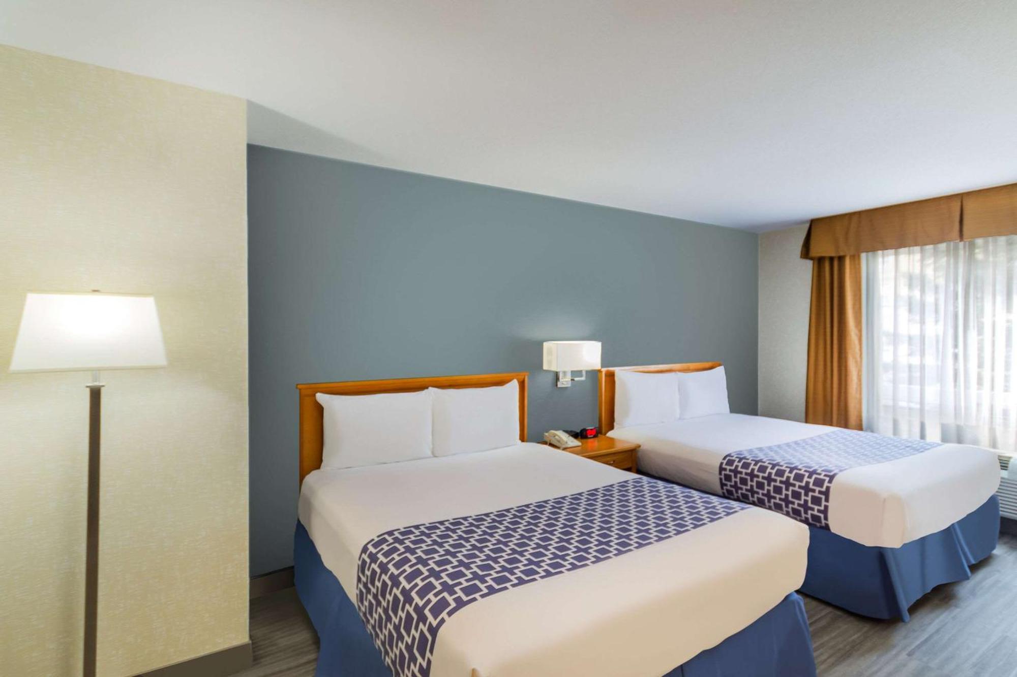 Econo Lodge Inn & Suites University YYC Exterior foto