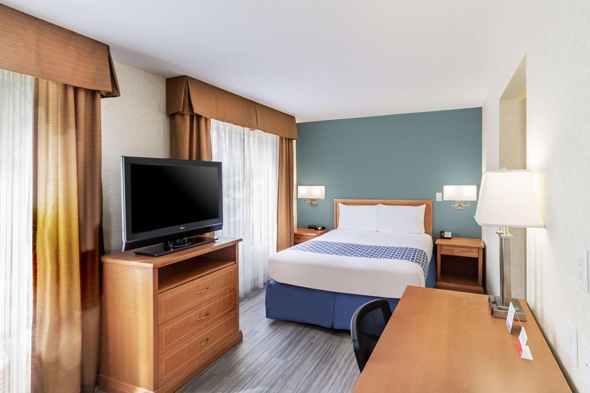 Econo Lodge Inn & Suites University YYC Exterior foto
