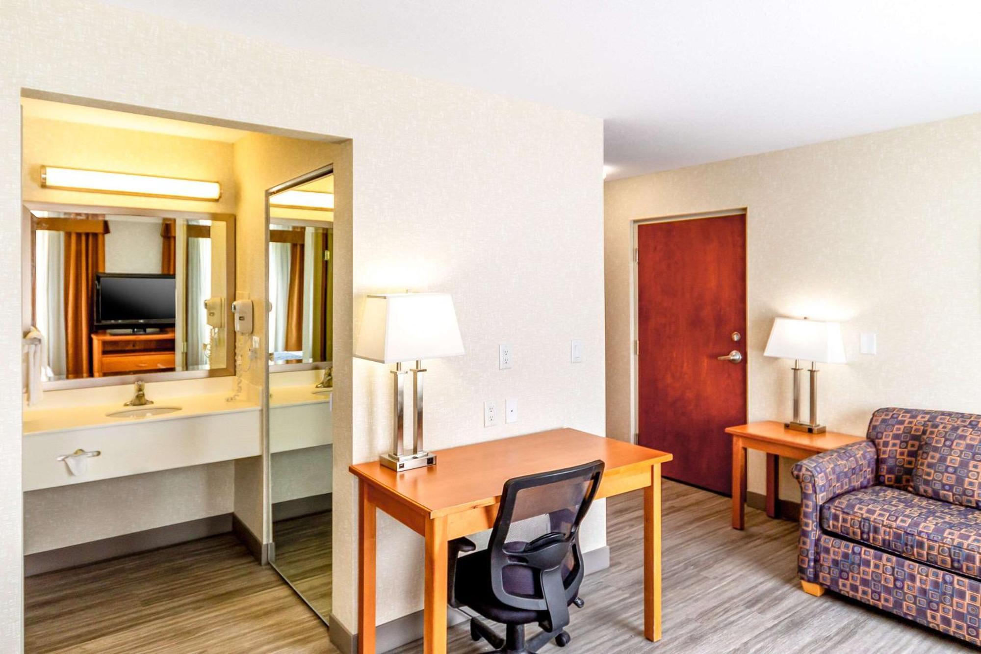 Econo Lodge Inn & Suites University YYC Exterior foto